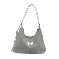 Borsa hobo grigio argento con ciondolo a farfalla metallico e texture plissettata - Argento