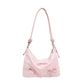 Bolso hobo rosa de cuero sintético con bordados ondulados y detalles de lazos - Rosa