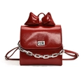 Zaino chic in pelle verniciata rossa con grande fiocco e catena argentata - Rosso