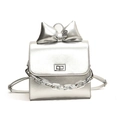Mini zaino argento metallizzato con decorazione a fiocco e dettaglio catena su sfondo bianco - Argento