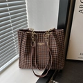 Vintage houndstooth tote bag with gold chain straps and brown leather details - Brown