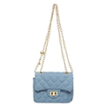 Hellblaue Denim-Umhängetasche mit Steppmuster und goldener Metallkette für Damen - Aqua
