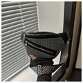 Detail der schwarzen Brusttasche mit silbernen Nieten und schwarz-weißem Webgurt - Silber