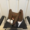Sac à bandoulière en velours côtelé marron avec imprimé fraise et forme de lune - café