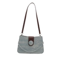 Hellblaue Denim-Tasche mit braunen Lederriemen und silberner Kettenverzierung - Hellblau