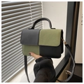 Detalle del bolso bandolera bicolor en ante verde y cuero negro con asa superior - Verde