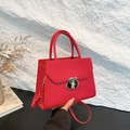 Sac à main trapèze minimaliste en cuir rouge avec fermoir métallique et bandoulière - Rouge