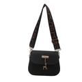 Minimalistische matzwarte crossbodytas in schelpvorm met bedrukte riem en hertenhanger - Zwart