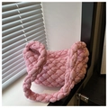 Detailansicht der rosa gesteppten Cloud-Umhängetasche mit Puffy-Struktur und Reißverschluss - Rosa
