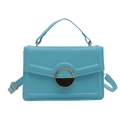 Borsa a tracolla blu strutturata in ecopelle con particolare fibbia metallica tonda - Blu