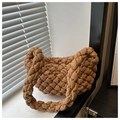 Detail der braunen Wolkentasche mit gestepptem Stoff und geflochtenem Griffdesign - Braun