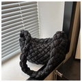 Detail der schwarzen gesteppten Cloud Bag mit geflochtenem Griff und weicher Textur - Schwarz