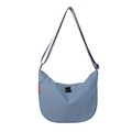 Morandi-blaue Mondsichel-Tasche aus wasserfestem Stoff mit orangefarbenem Etikett - Blau