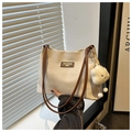 Détail du sac cabas gaufré blanc cassé avec lanière en cuir et pendentif nuage - Café avec Pendentif