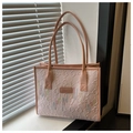 Detalle de bolso tote rosa con relieve y bordado de flecos de colores vibrantes - Rosa