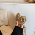 Goldene Abendtasche in Muschelform mit Spiralstruktur und feiner Kette für Damen - Nautilus Stil 1 / Schneckenform Gold
