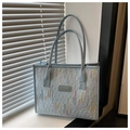 Detalle del bolso tote azul claro con bordados en zigzag de colores y textura de rombos - Azul