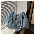 Detail einer dunkelblauen Canvas-Tasche mit praktischem Kordelzugverschluss und Außentasche - Seeblau