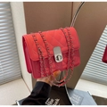 Dettaglio borsa a tracolla trapuntata rosa con chiusura a scatto in argento - rosa acceso