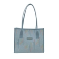 Bolso tote azul claro con bordado ondulado de colores y acabado con textura de cuero - Azul