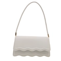 Elegante bolso bandolera blanco cálido con borde festoneado y herrajes dorados - Blanco