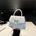Weiße Handtasche mit Schmetterlingsdruck, Silberverschluss und Griff im modernen Stil - Grün