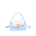 Borsa a tracolla moderna bicolore blu cielo e crema con chiusura dorata a ciottolo - Blu (Blocco Blu e Bianco)