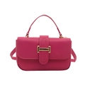 Sac bandoulière rose minimaliste en similicuir lisse avec boucle en métal doré - Rose Rouge