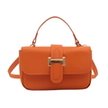 Sac à bandoulière orange chic avec boucle dorée et poignée supérieure sur fond blanc - Orange