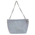 Bolso saco azul grisáceo con textura plisada y correa de cadena dorada en fondo blanco - Azul