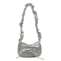 Zilveren metallic halve maan schoudertas met grote strik en geplooide riem voor dames - Zilver
