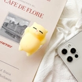 Dettaglio dell'impugnatura in silicone giallo a forma di gatto su iPhone opaco - Gatto giallo