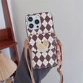 Dettaglio custodia iPhone con trama a scacchi marrone, cuore e tracolla rimovibile - Marrone / iPhone 7/8/SE 2020
