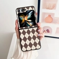 Detalle de funda de cuero con diseño de rombos para móvil plegable con cortes precisos - Marrón / Huawei P50 Pocket