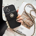 Détail de la coque iPhone en cuir noir matelassé avec camélia perlé et chaîne bandoulière - Noir (Portefeuille Chaîne Perle Camélia) / iPhone 7/8/SE 2020