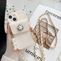 Détail de la coque iPhone matelassée crème avec porte-carte camélia et chaîne en perles - Abricot (Portefeuille Chaîne Perle Camélia) / iPhone 7/8/SE 2020