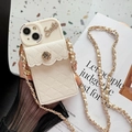 Detalle de funda iPhone crema con billetera de cuero acolchado, flor dorada y cadena - iPhone 7/8/SE 2020 / Albaricoque