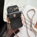Detalle de funda iPhone de cuero negro con hebilla de camelia dorada y correa de cadena - iPhone 7/8/SE 2020 / Negro