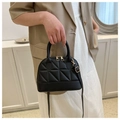 Bolso tipo concha negro acolchado con doble asa y correa ajustable en color dorado - Negro