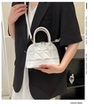 Elegante bolso blanco acolchado para mujer con herrajes dorados, estilo bandolera y mano - Blanco