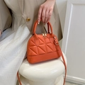 Bolso tipo domo acolchado naranja con asas dobles y detalles metálicos dorados - Rojo Anaranjado