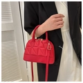 Bolso de mano tipo concha acolchado rojo con herrajes dorados y correa ajustable - Rojo