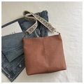 Detail der braunen geflochtenen Beuteltasche mit breitem Ethno-Stoffschultergurt - Braun