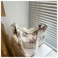 Détails de la texture du sac bandoulière en velours côtelé ivoire avec motifs floraux roses - Orange