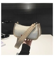 Detail van beige geweven schoudertas met een brede riem met zilveren ronde klinknagels - Khaki