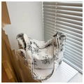 Détail du sac cabas en velours côtelé blanc cassé avec imprimé floral et breloque ronde - Noir