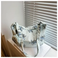 Détail du sac bandoulière floral en nylon avec mini pochette et texture velours - Bleu