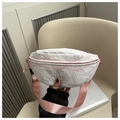 Dettaglio borsa a mezzaluna bianca goffrata con cerniera rosa e tracolla in nylon - Rosa