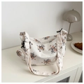 Détail du sac hobo en velours côtelé fleuri avec petit porte-monnaie et large bandoulière - Orange