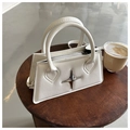 Schicke weiße Y2K-Handtasche im Square-Design mit silbernem Stern auf Holztisch - Weiß